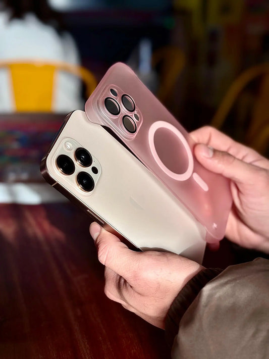 Carcasa Space Clear Slim al lado de iPhone 16 Pro Max - Comparativa de grosor y resalte en protección de cámaras