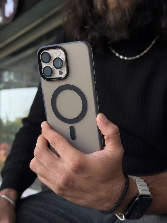 Carcasa Space Compact negra vista desde la parte trasera en un iPhone 16 Pro Max - resaltando protección en cámaras y MagSafe