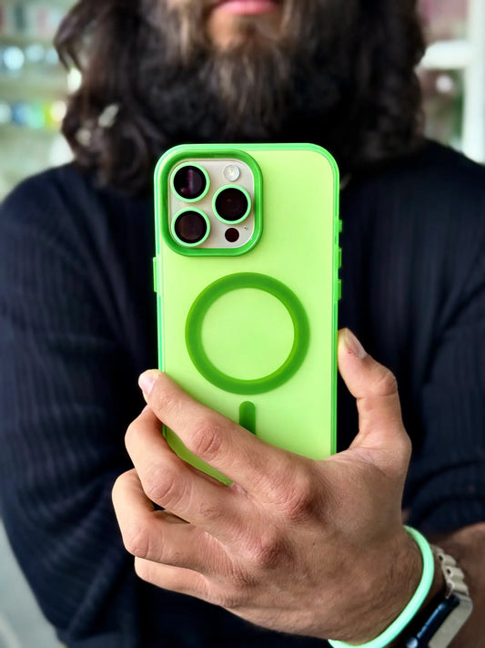 Carcasa Space Compact MagSafe verde para iPhone – parte trasera con anillos protectores y lanyard de mano