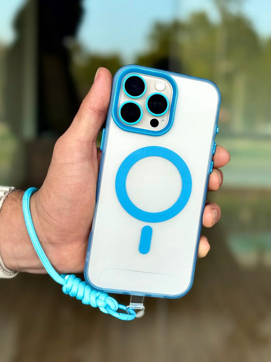 Carcasa azul con magsafe y anillos protectores en cámara - resalta el lanyard de mano
