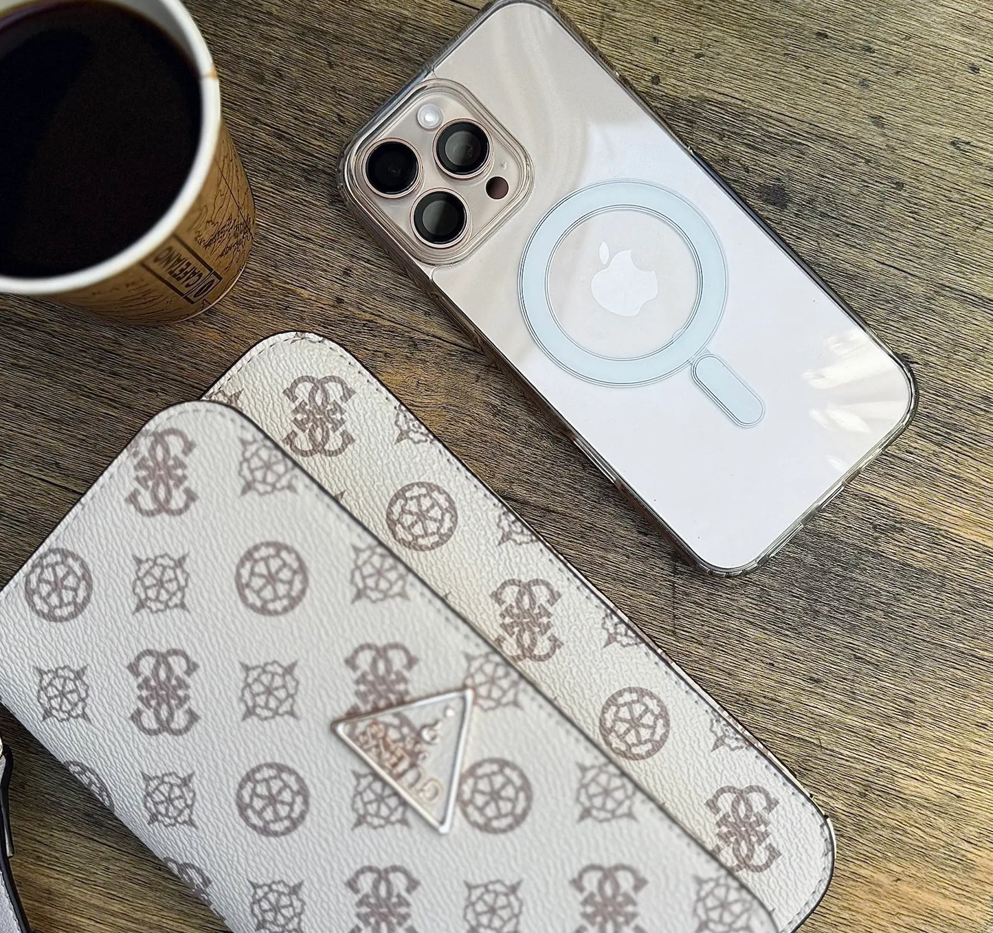Detalle de magsafe de la funda transparente - puesta en una mesa junto a otros elementos visuales