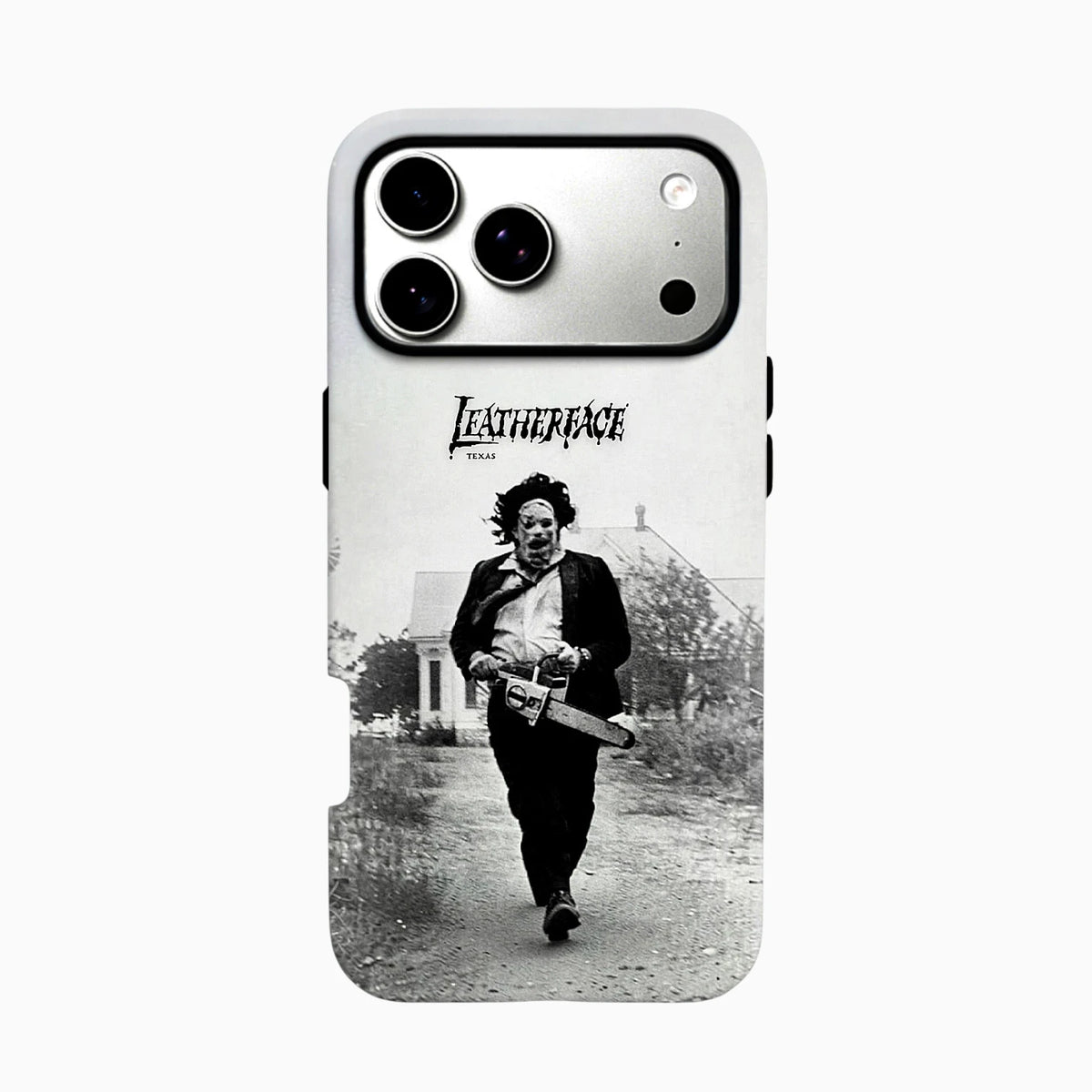 Carcasa Leatherface para iPhone inspirada en La Masacre de Texas, con diseño en blanco y negro del personaje corriendo con motosierra.