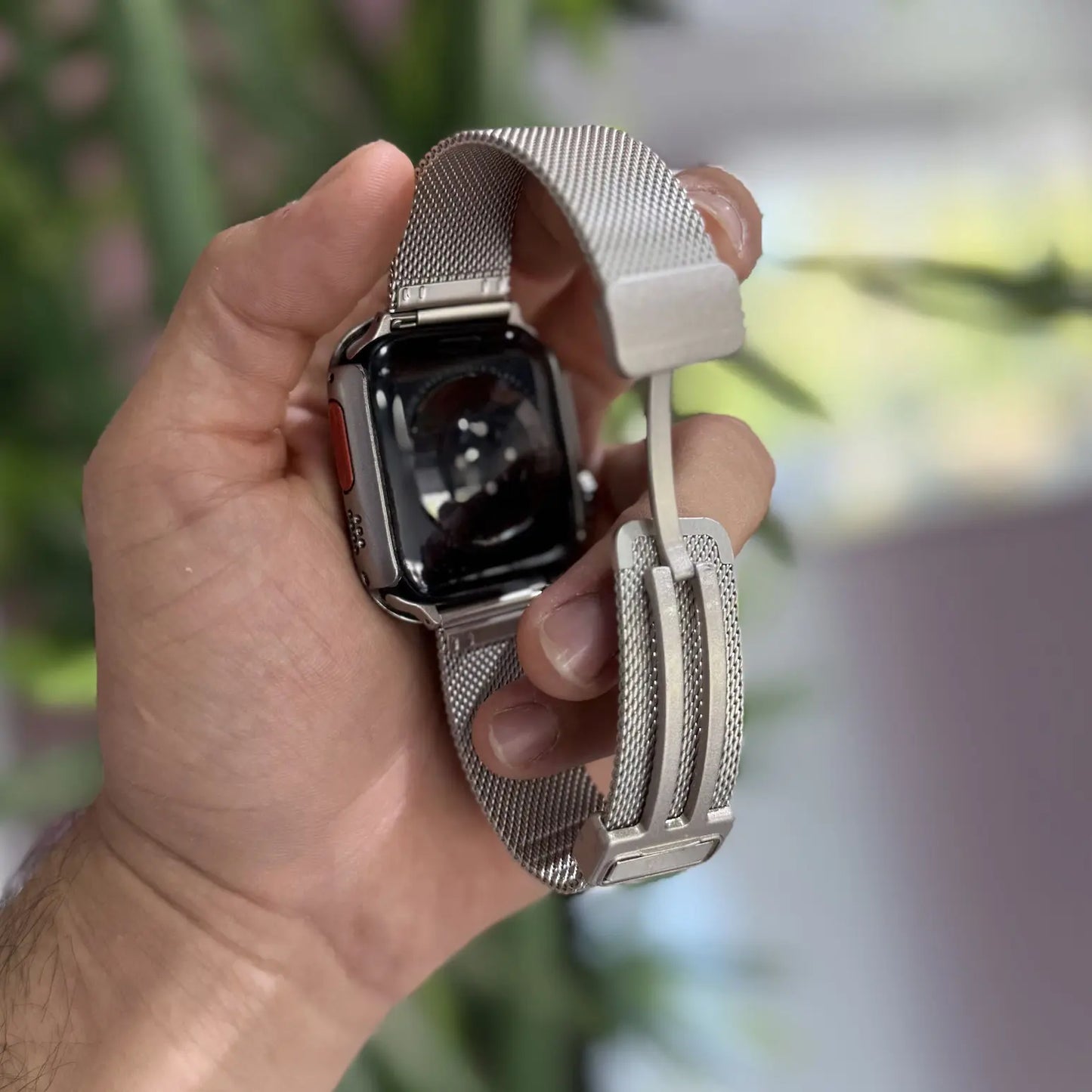 detalle de cierre del broche de la pulsera para Apple Watch