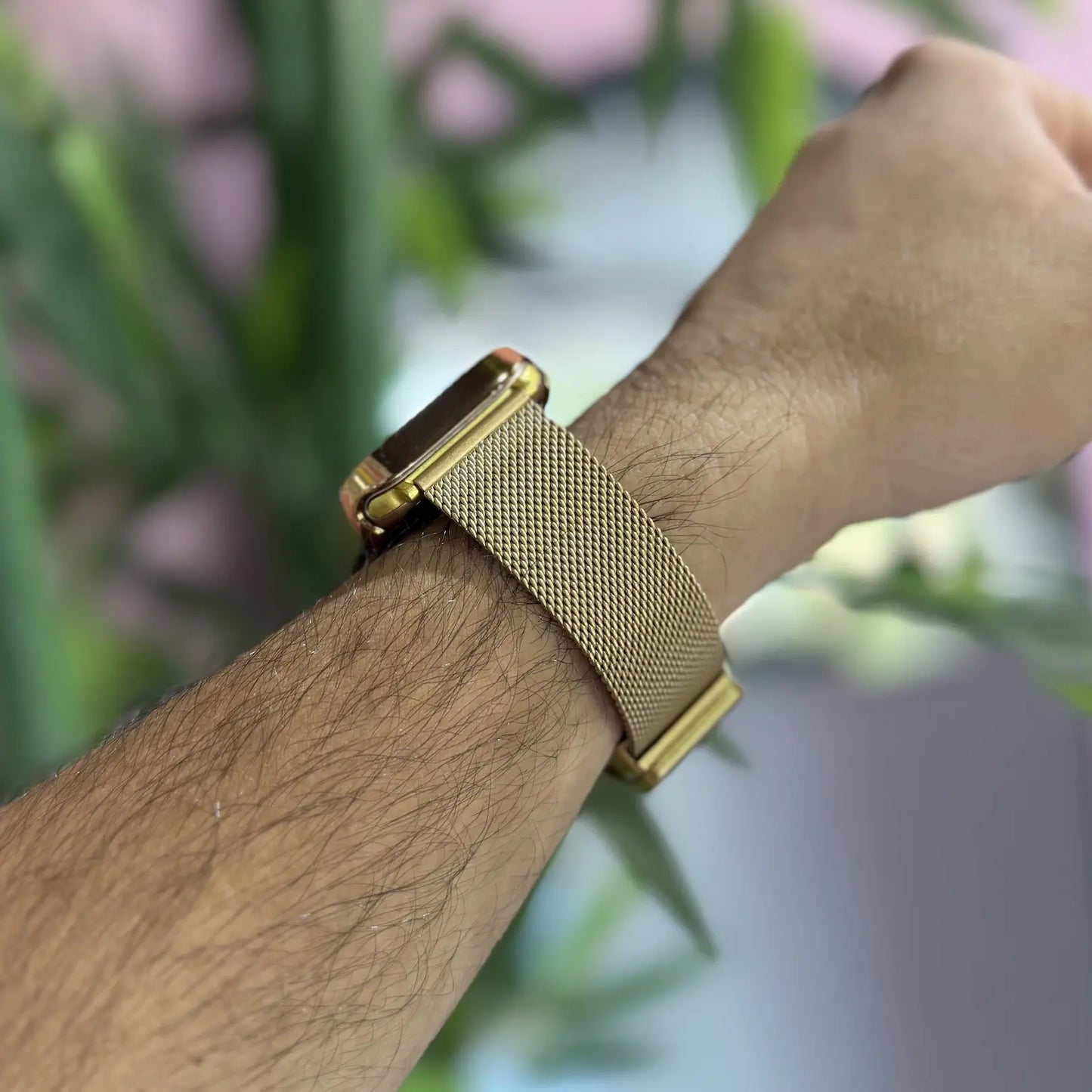 Muestra real de uso de la correa loop Prestige - modelo masculino y resalte del color dorado