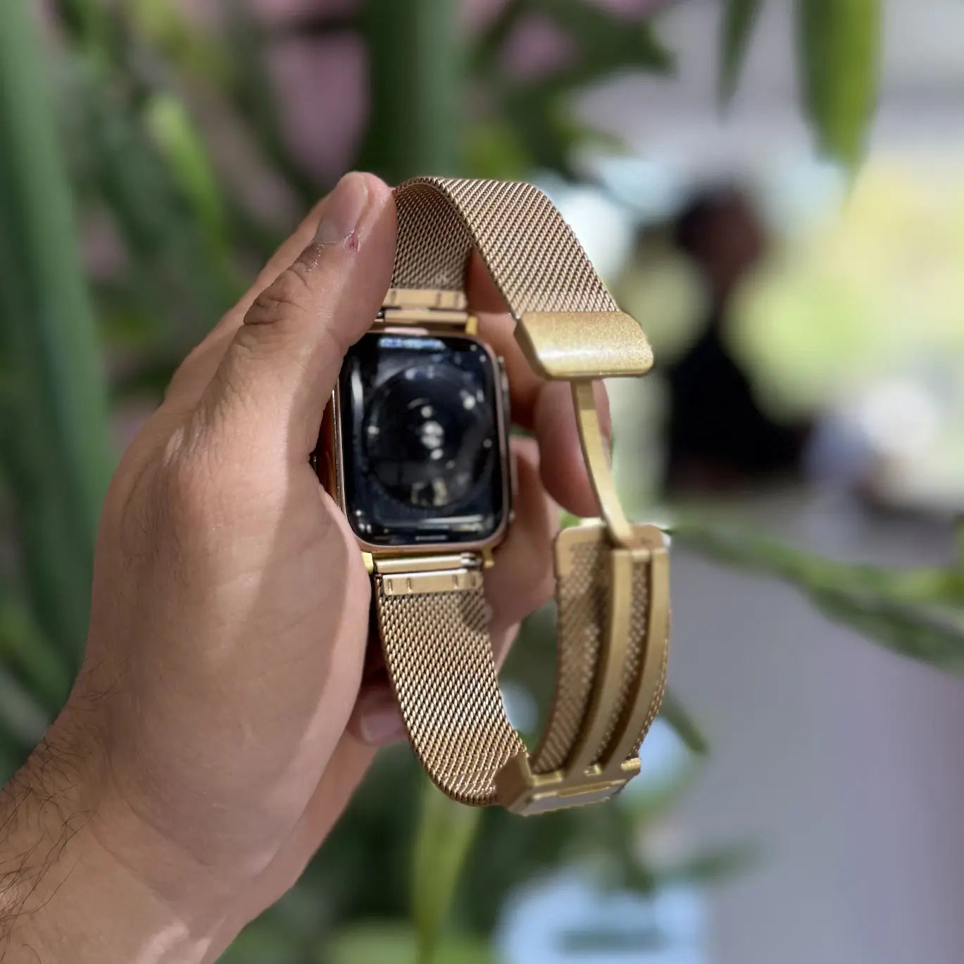 Detallado de la forma del cierre e imán de la pulsera para Apple Watch en color dorado
