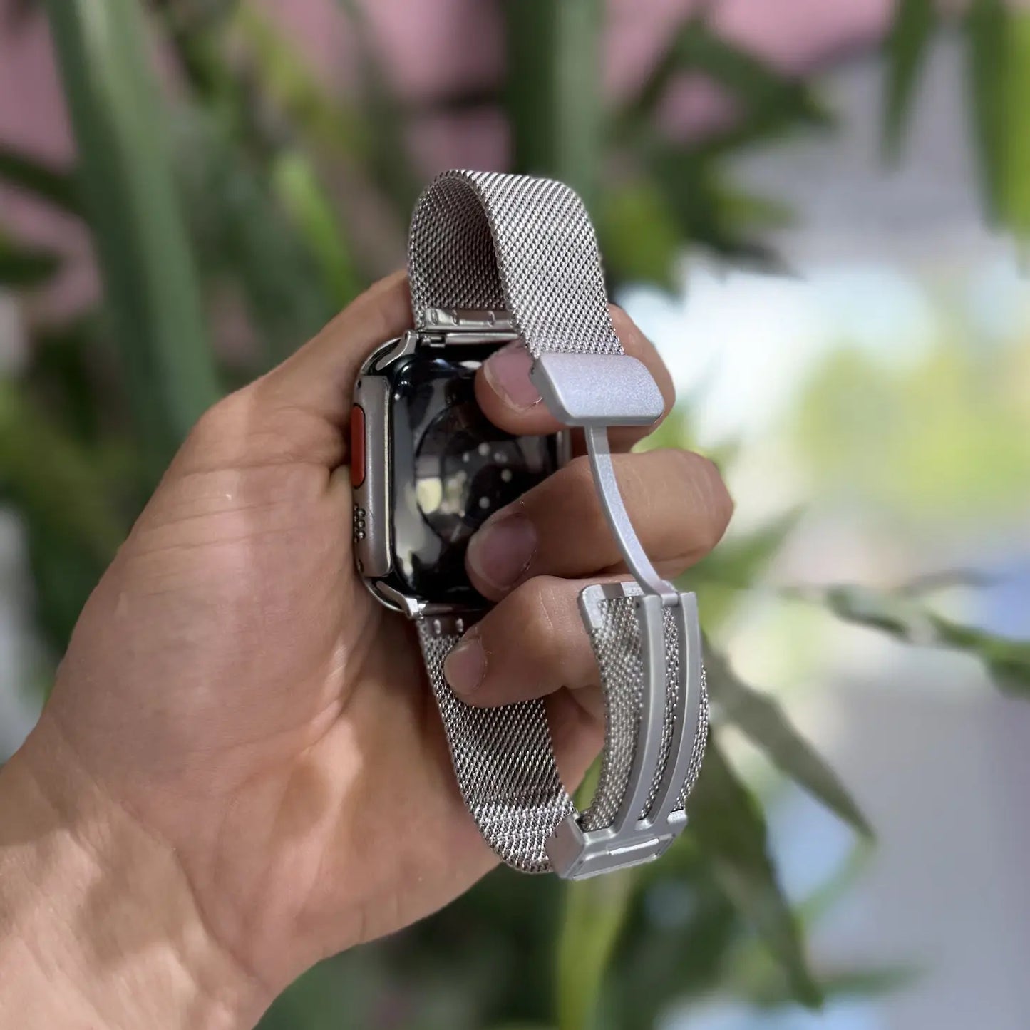 Muestra de abertura y detalles del broche imantado de la correa loop Prestige en color plateado