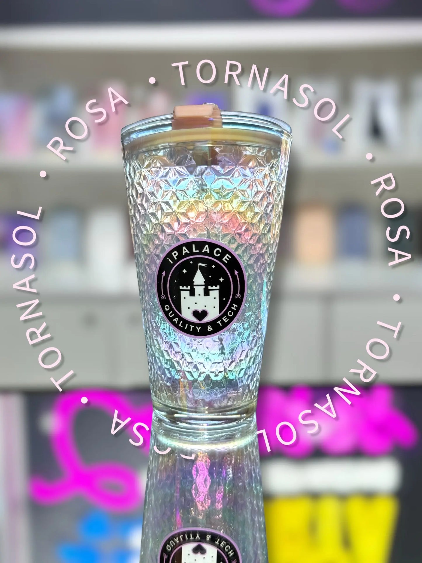 Vaso coleccionable rosado tornasol - toma frontal - destaque de logo de la marca