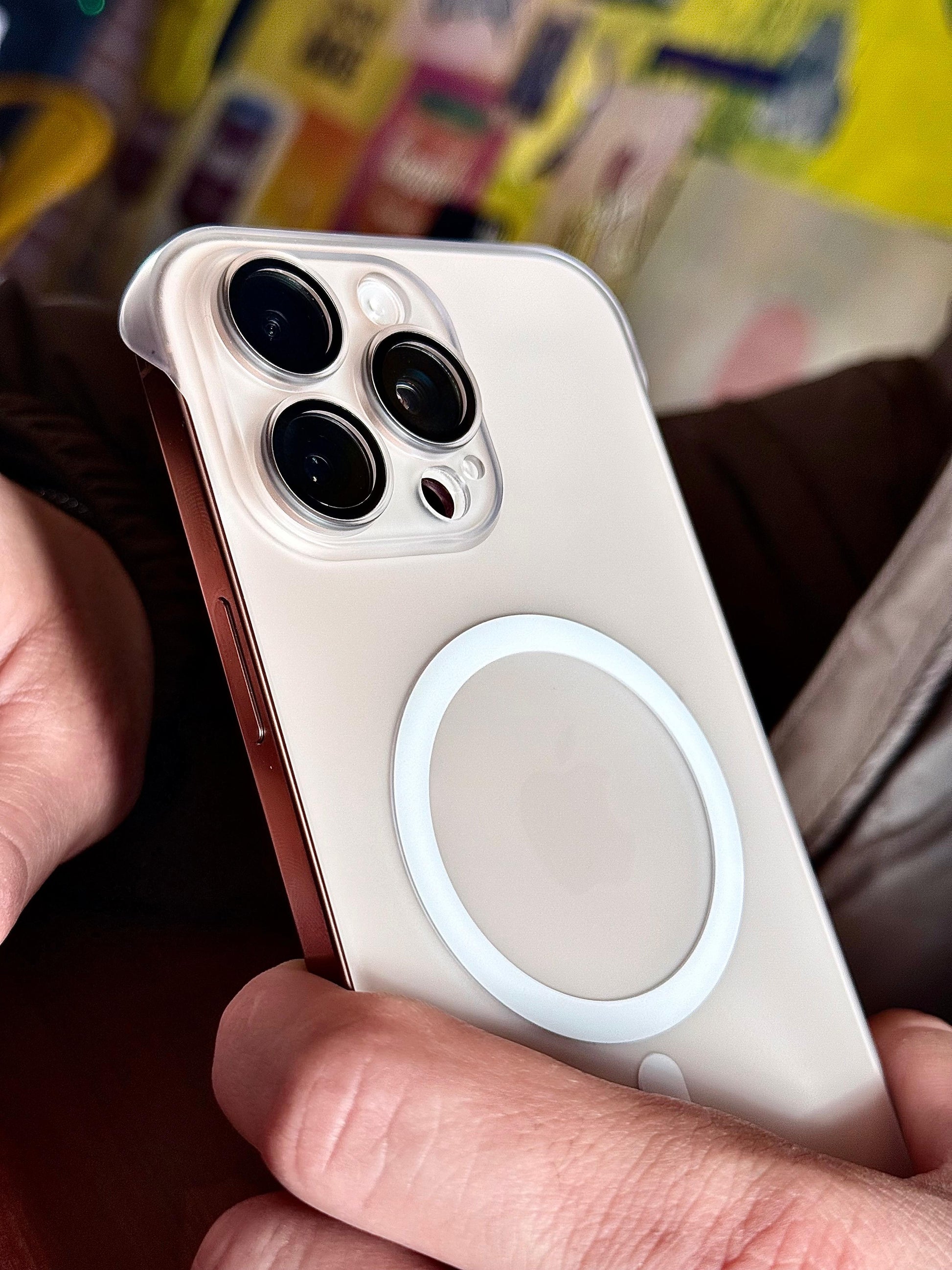 Carcasa Space Clear Súper Slim transparente con MagSafe en iPhone 16 Pro Max, destacando lo ultra Slim y protector de cámara - sostenida por manos de hombre