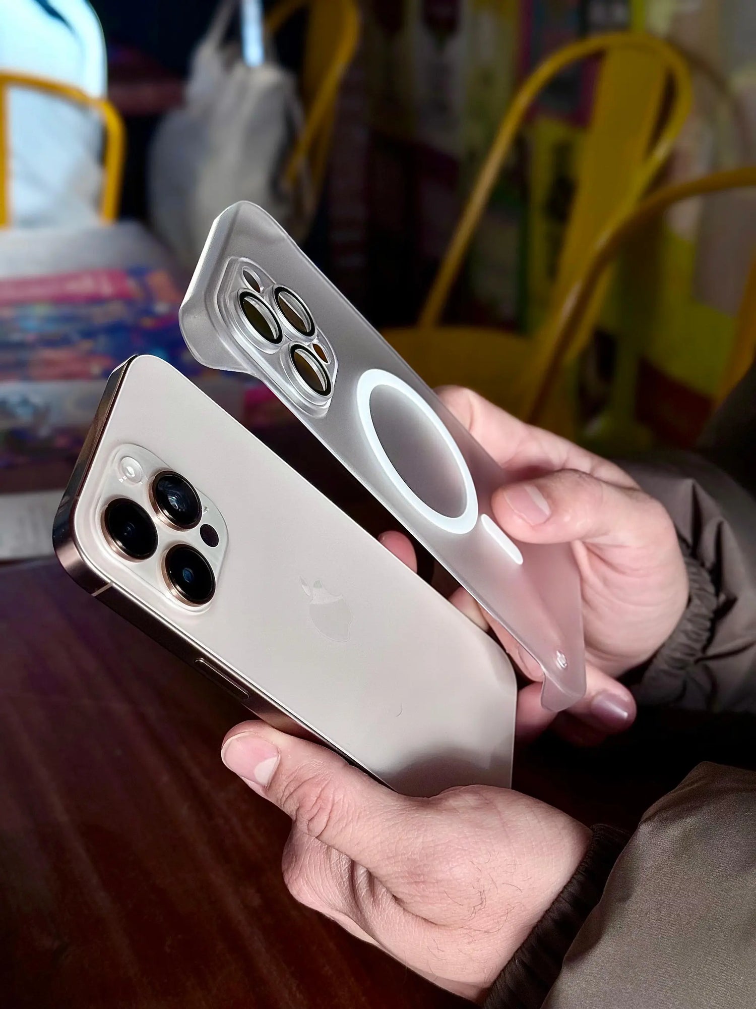 Funda Space Clear Súper Slim y iPhone 16 Pro Max mostrando grosor ultra delgado con esquinas reforzadas y MagSafe integrado