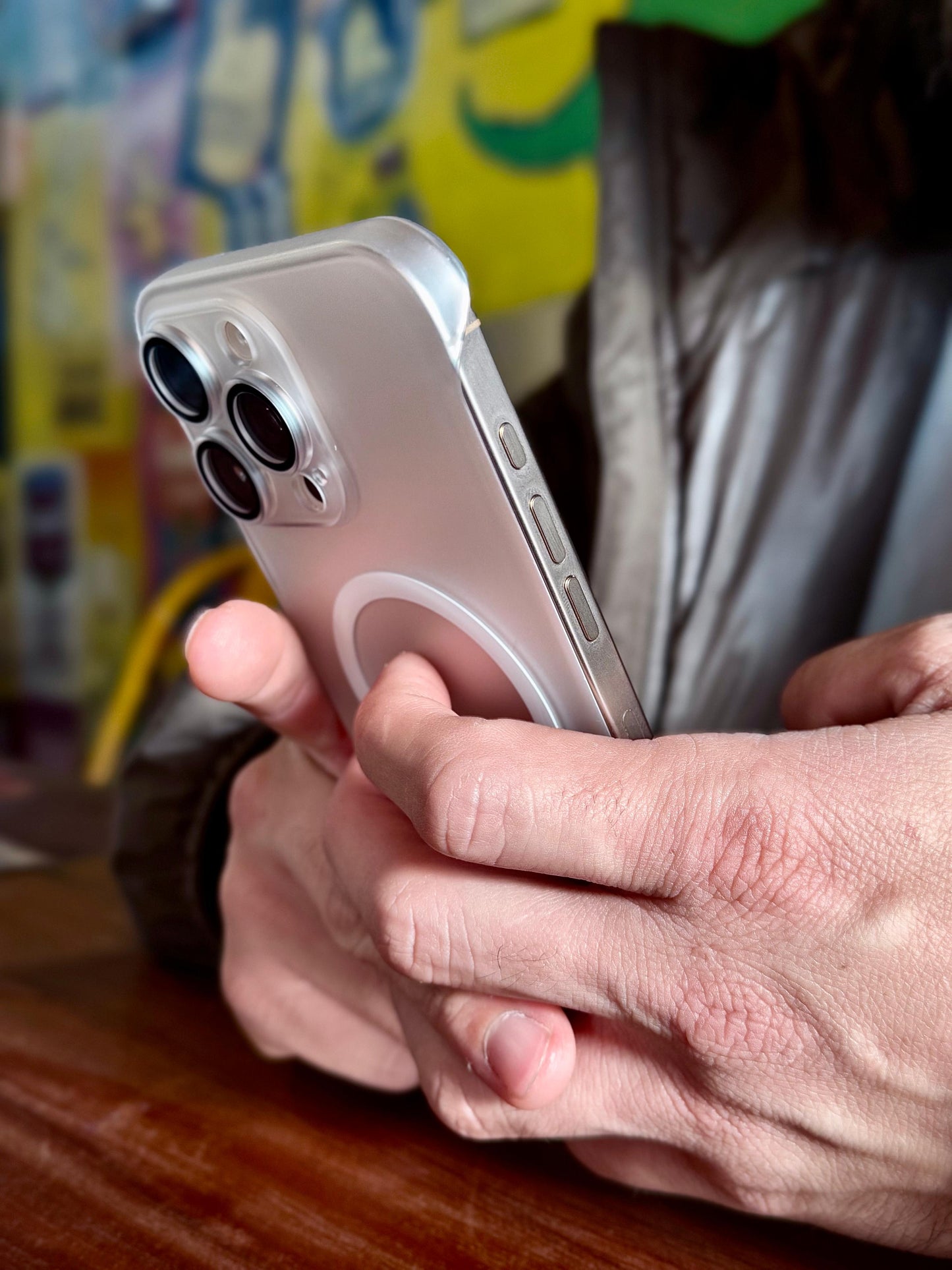 Funda ultraslim en toma lateral - destacando delgadez y calce excepcional en iPhone