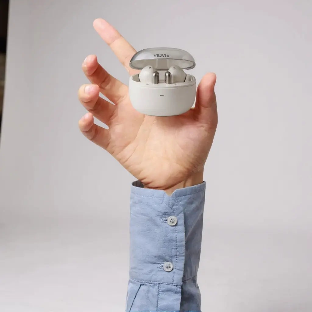 Muestra en mano de los auriculares TWS de Vidvie