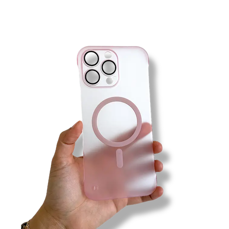 Carcasa Space Clear mostrada con fondo transparente - sostenida por manos femeninas