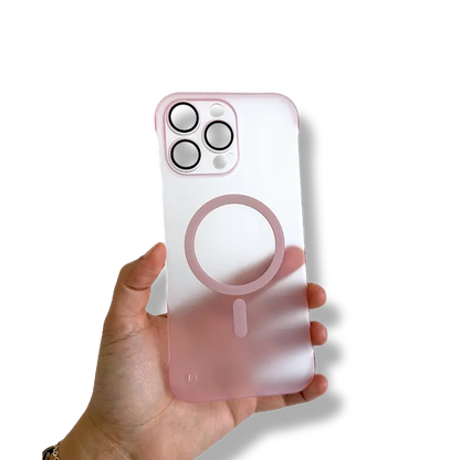 Carcasa Space Clear mostrada con fondo transparente - sostenida por manos femeninas