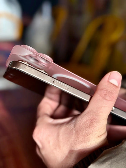 Calce final entre la carcasa súper delgada y un iPhone 16 Pro Max - sostenido por manos de hombre