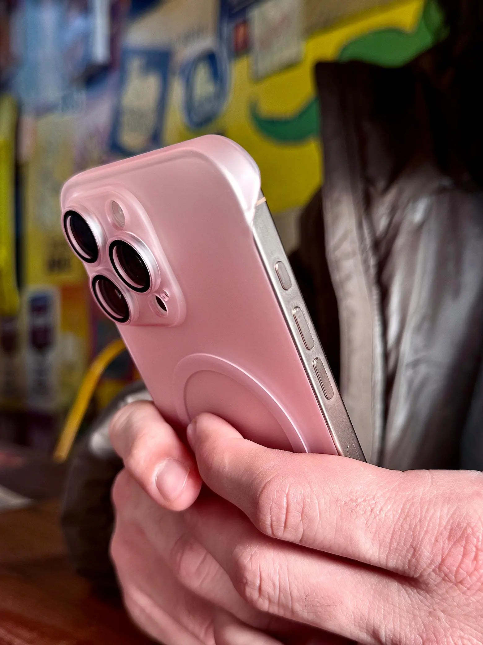 Resalte de esquinas reforzadas y delgadez del lateral de un iPhone con la carcasa súper slim con magsafe