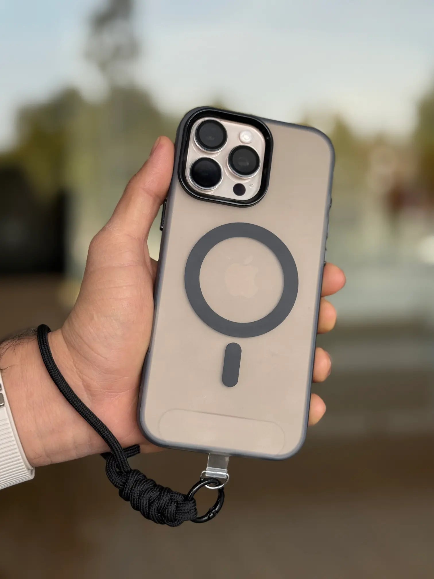 Funda magsafe con lanyard de mano - muestra de uso - resalte del magsafe y cordon de uso