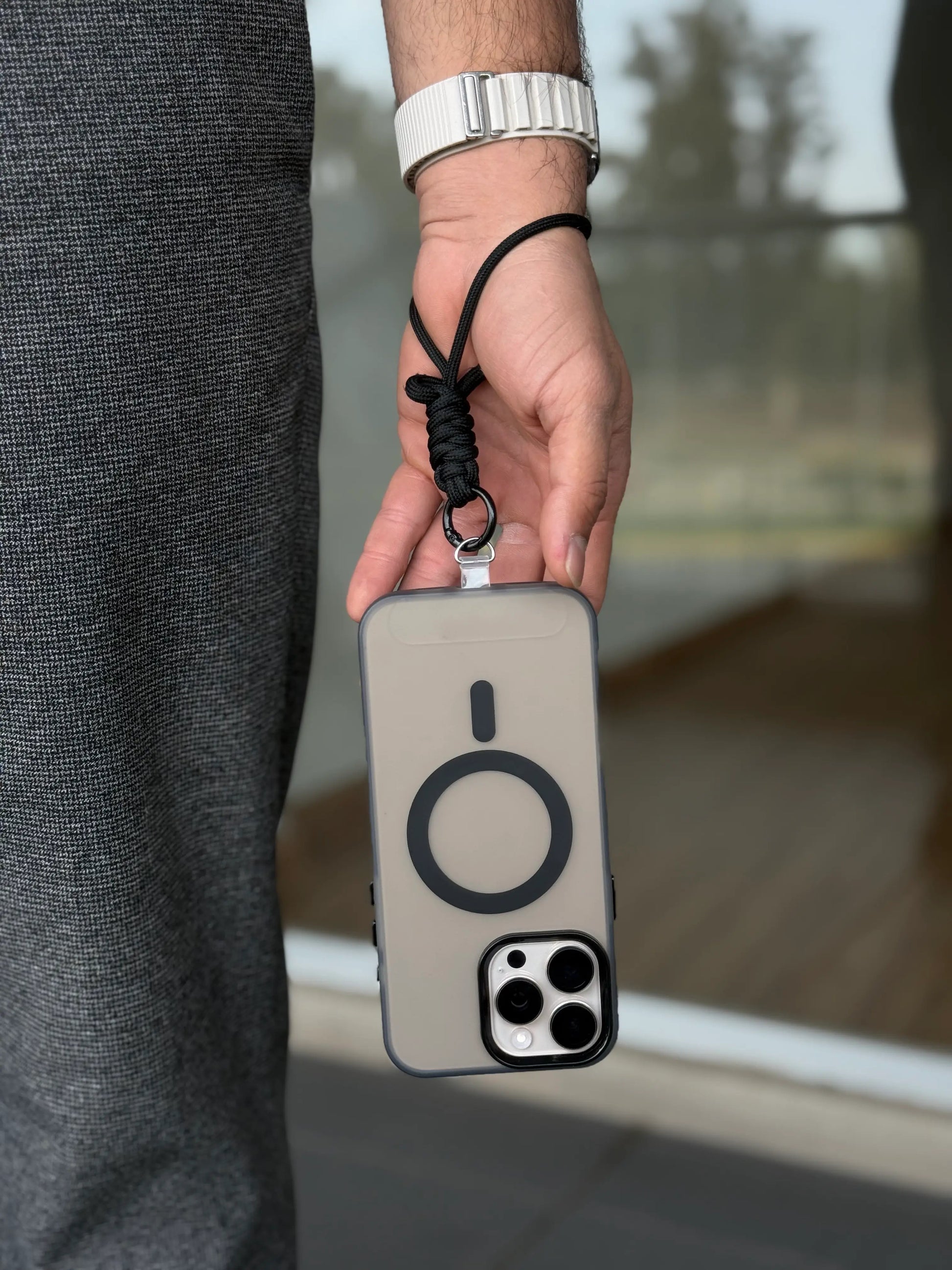 Uso del lanyard de mano en carcasa negra magsafe