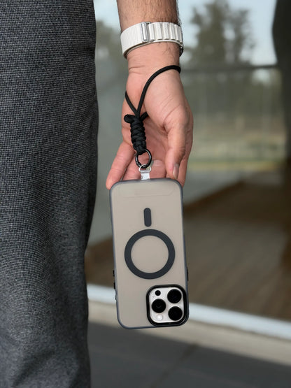 Uso del lanyard de mano en carcasa negra magsafe