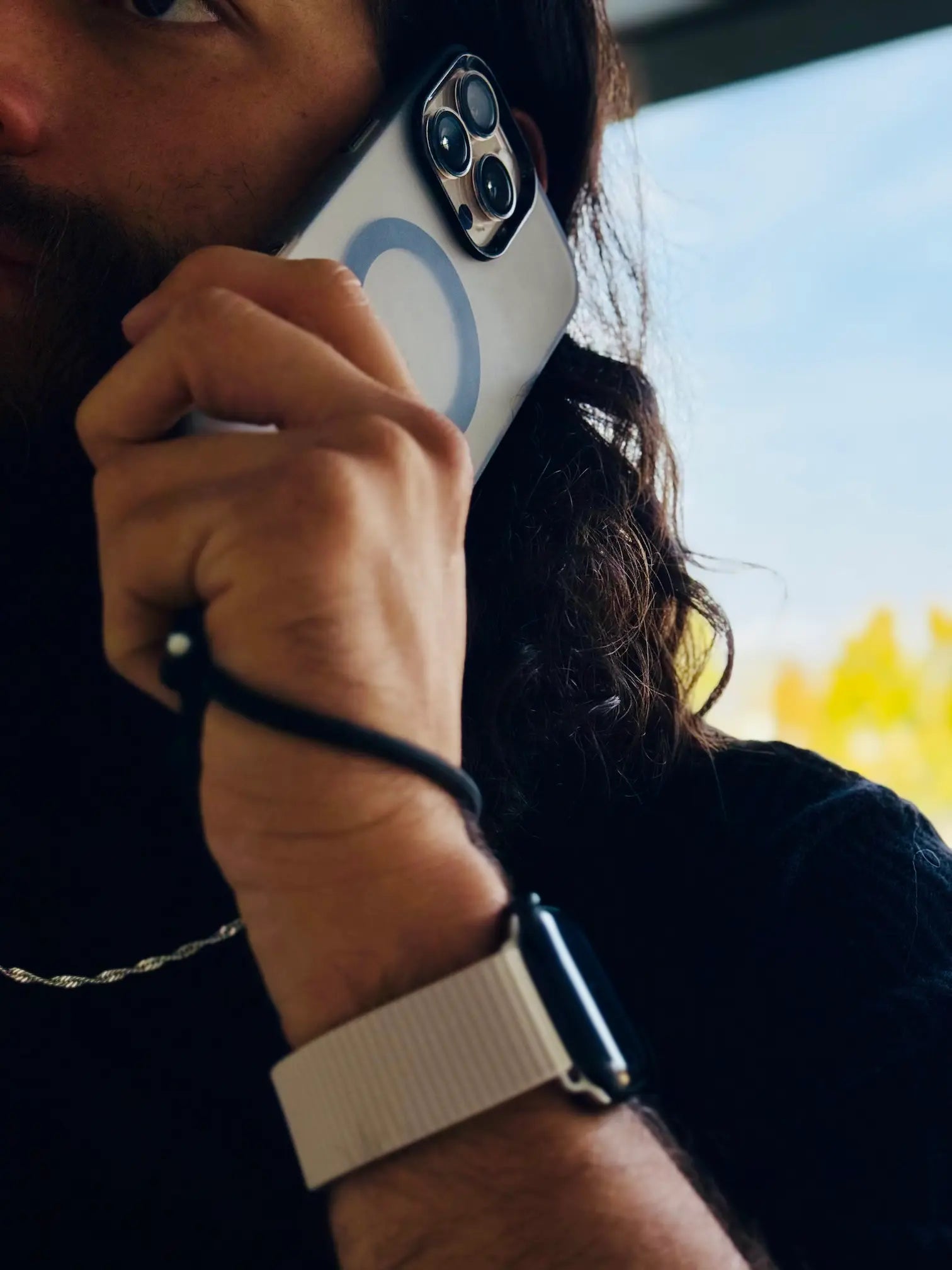 Muestra de uso de la carcasa Space Compact - modelo masculino