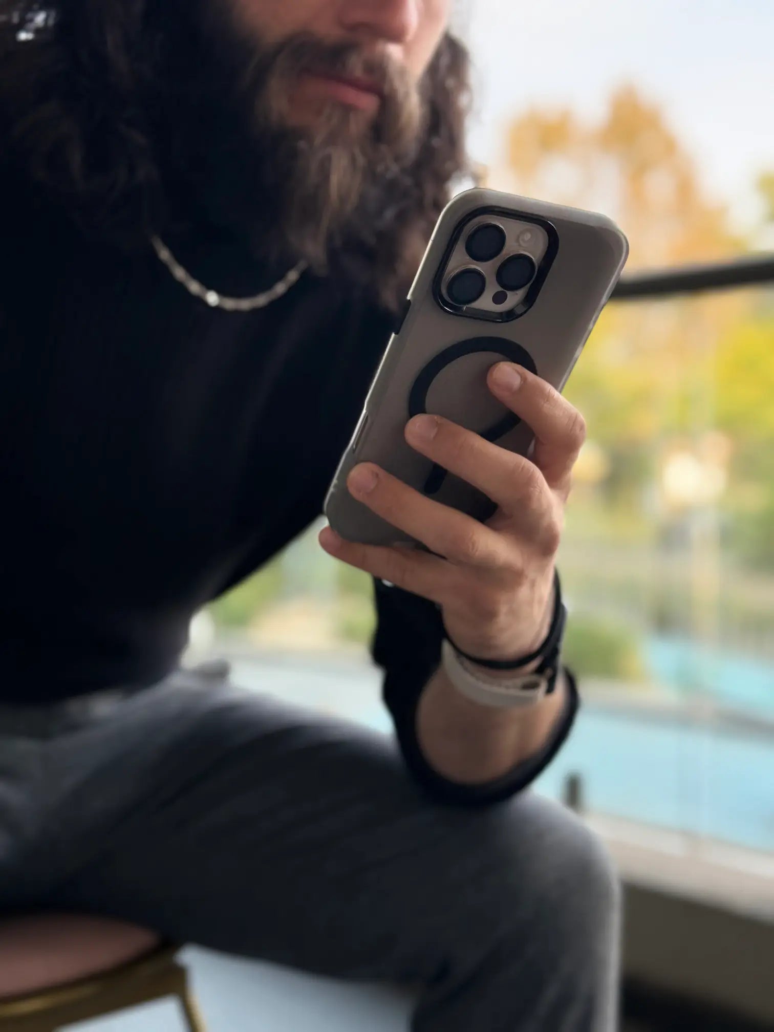 ángulo de toma que muestra el uso de la carcasa en un iPhone - resalta el color negro y los detalles de la funda