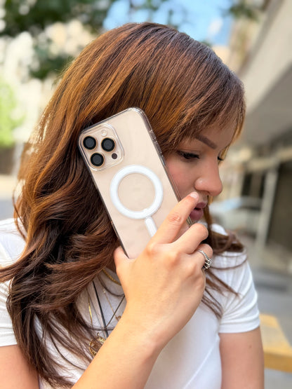 Funda transparente con magsafe puesta en iPhone 16 Pro Max - modelo femenina