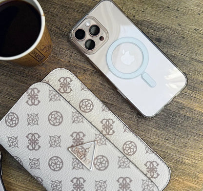 Detalle de magsafe de la funda transparente - puesta en una mesa junto a otros elementos visuales