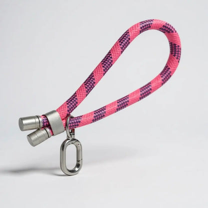 Cordón de mano ajustable para celular en color fucsia con detalles morados