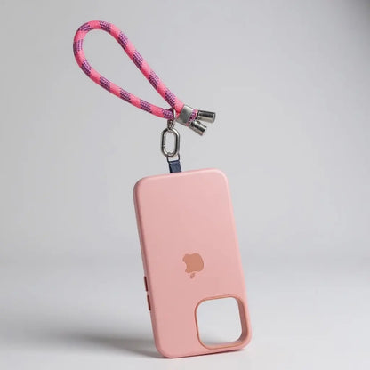 Lanyard para celular de color fucsia puesto en una carcasa para iPhone