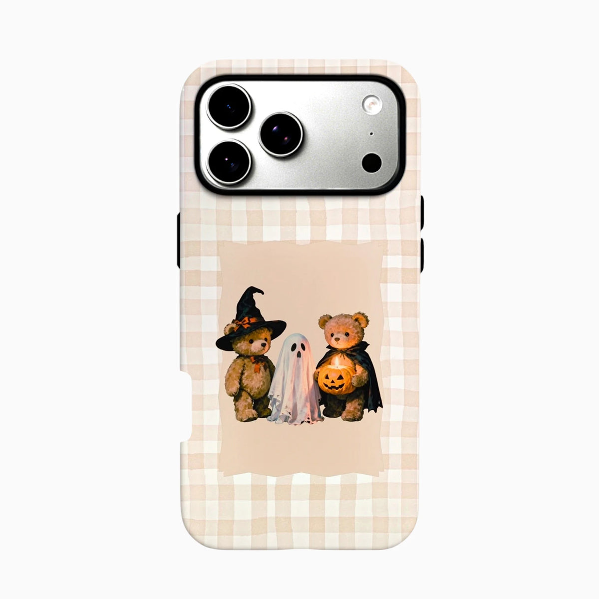 Carcasa para iPhone con ositos disfrazados de Halloween, fantasma y calabaza sobre fondo de cuadros beige.