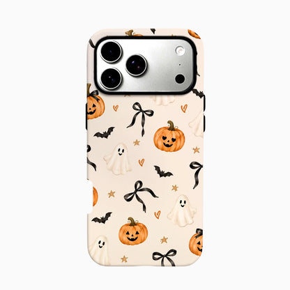 Carcasa Halloween Cute para iPhone con fantasmitas, calabazas, murciélagos y lazos negros sobre fondo crema.