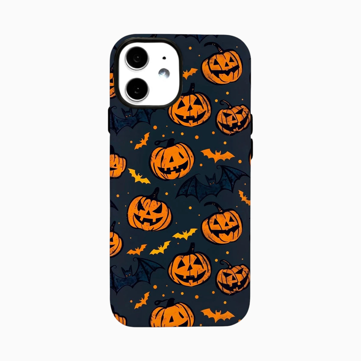 Carcasa Halloween para iPhone con calabazas naranjas y murciélagos sobre fondo azul oscuro.