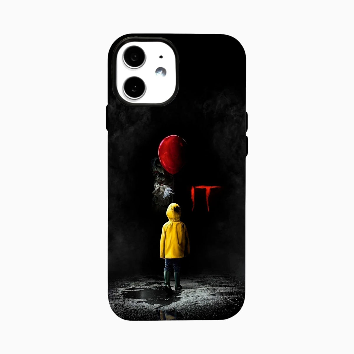 Carcasa IT Pennywise para iPhone con globo rojo, niño de impermeable amarillo y fondo negro.