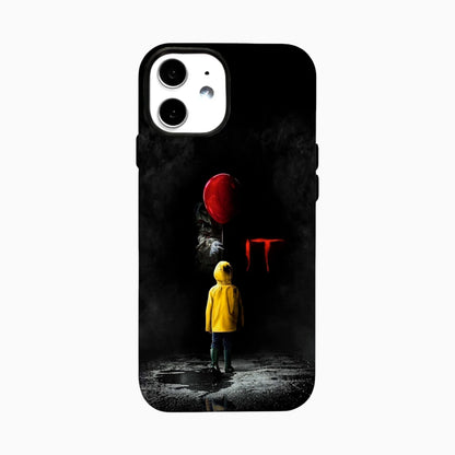 Carcasa IT Pennywise para iPhone con globo rojo, niño de impermeable amarillo y fondo negro.
