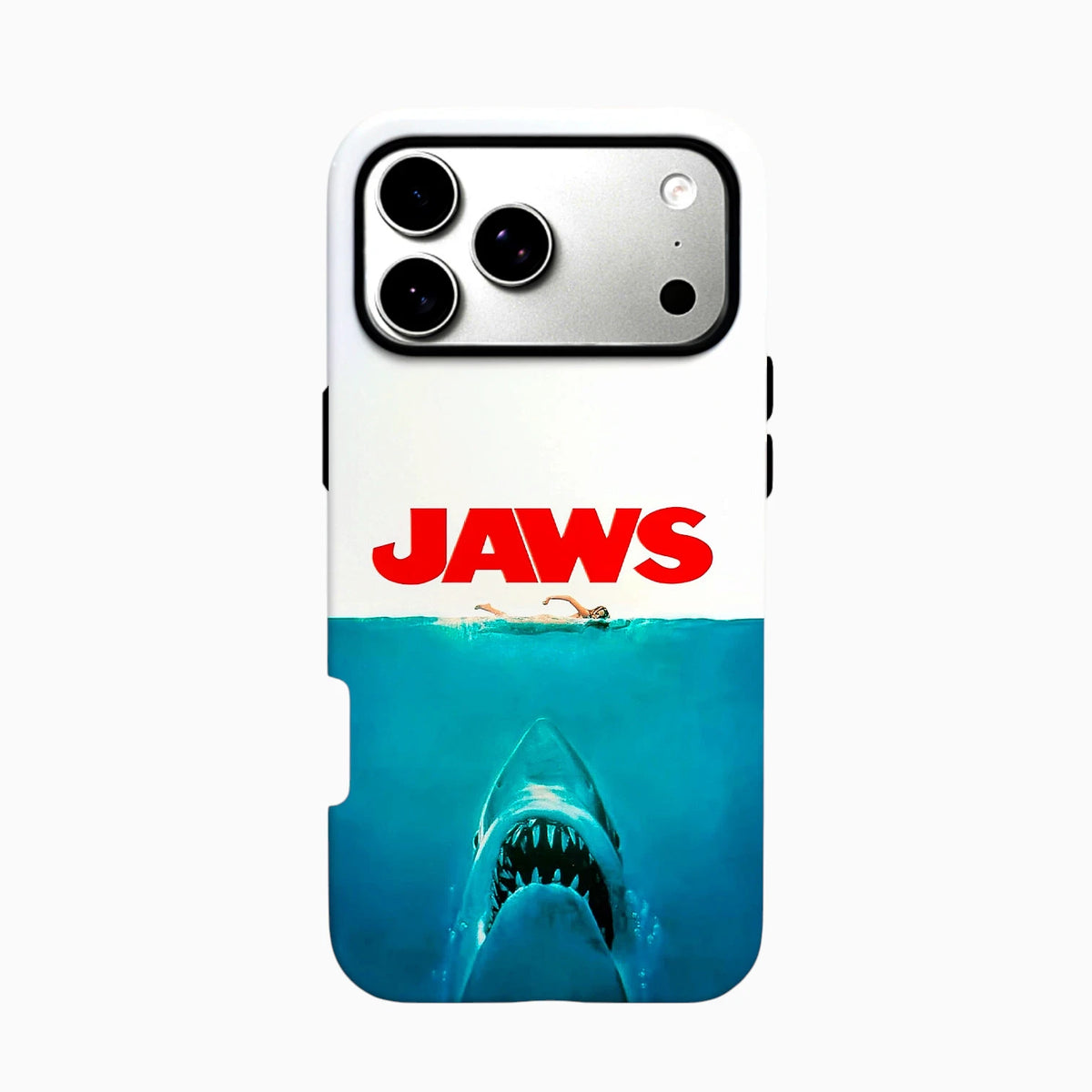 Carcasa JAWS para iPhone con un tiburón de fauces abiertas bajo una nadadora, fondo blanco, océano azul y título rojo.