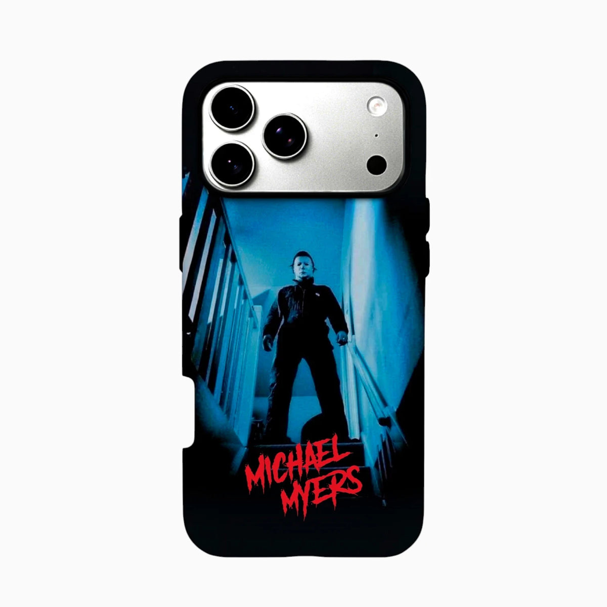 Carcasa Michael Myers para iPhone con el personaje de Halloween en una escalera iluminada en azul y el nombre en rojo.