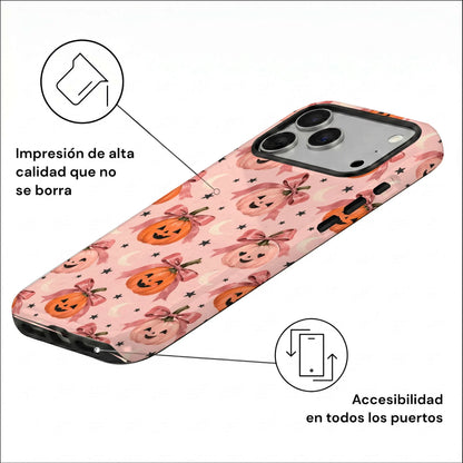 Vista inclinada de carcasa rosa para iPhone con impresión de calabazas de Halloween y acceso a botones y puertos.