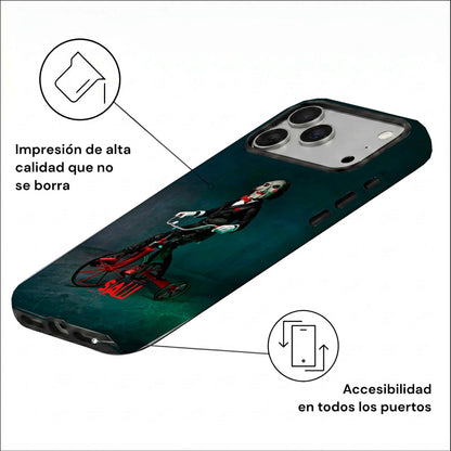 Vista inclinada de la carcasa SAW Billy en triciclo para iPhone, con impresión de alta definición, botones laterales y puertos accesibles.