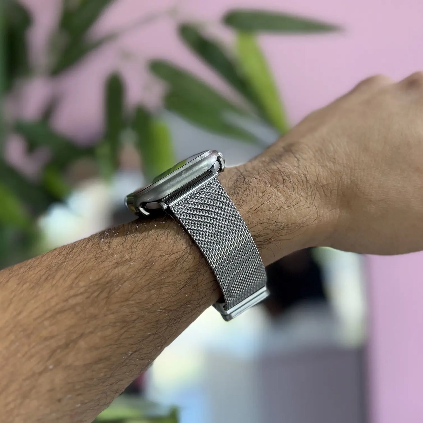 Postura de la correa Loop Prestige - usada en Apple Watch Series 7 de 45mm - Puesto en brazo masculino