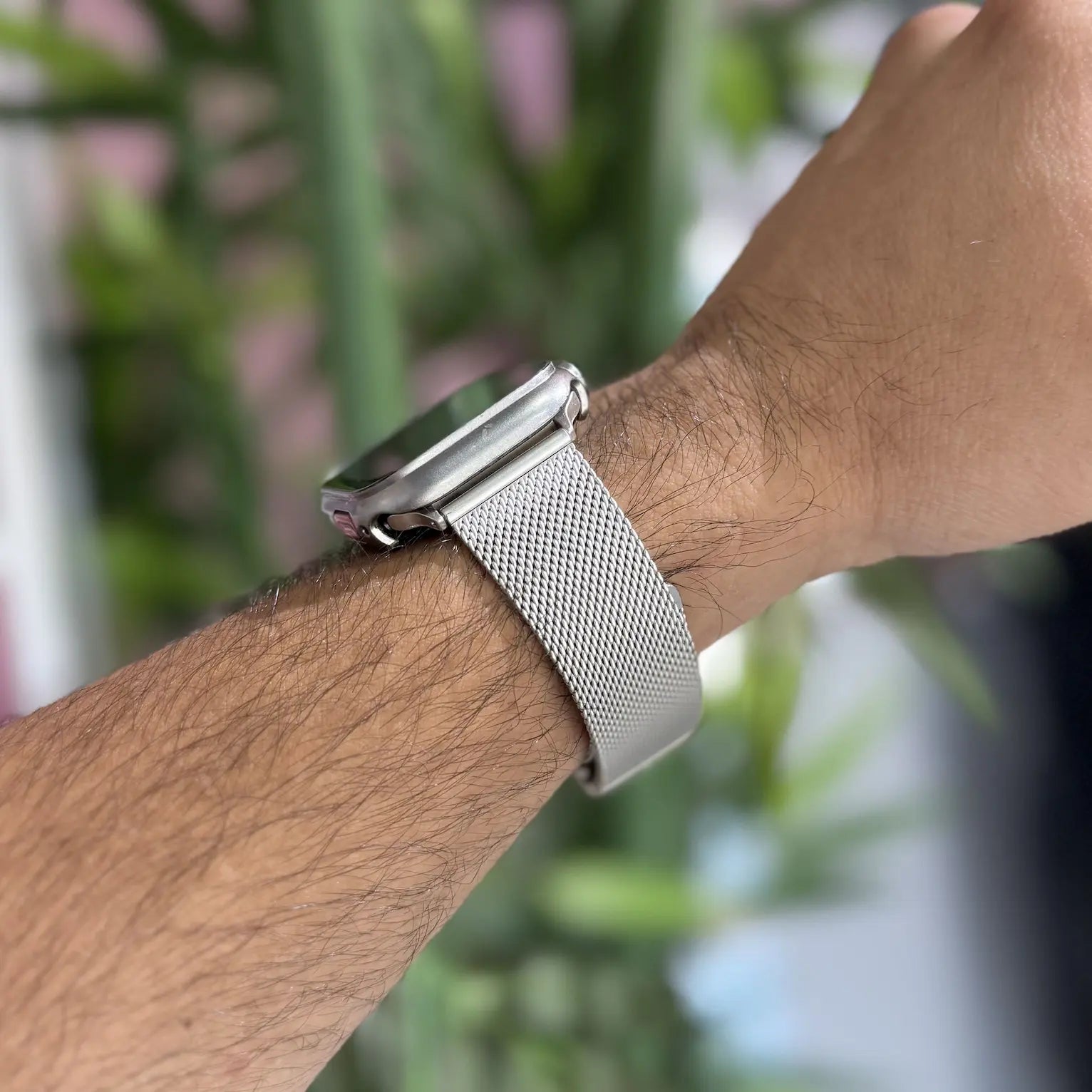 Uso real de la correa Loop Prestige - Puesta en Apple Watch Series 7 de 45mm en color Plateada
