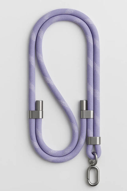 Muestra de los agarres y slots de ajuste del tirante de hombro para celular en color lila